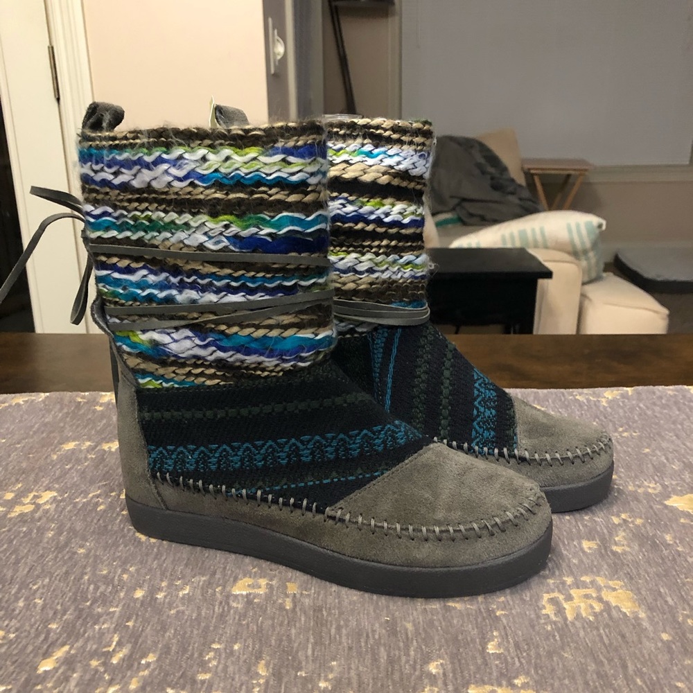 NWT Toms Grey Suede & Textile Nepal Boots
